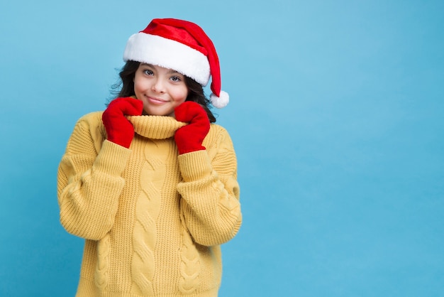 Bambina preparata per la stagione invernale