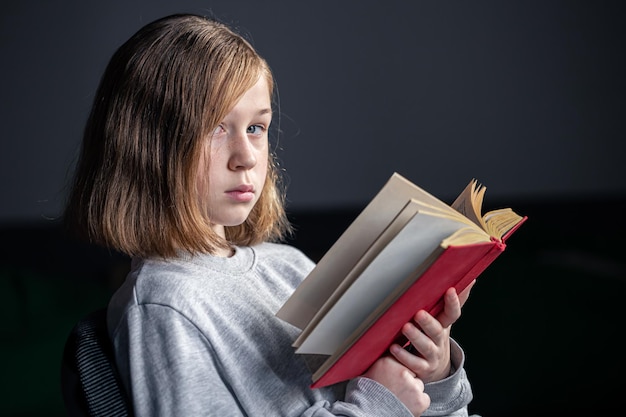 Bambina seria che legge un libro sfondo sfocato