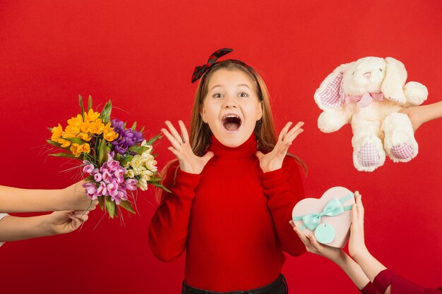 Bambina sorpresa e stupita che riceve tanti regali per San Valentino