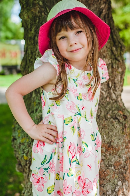 Bambina sorridente con le mani sui fianchi