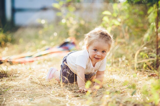 Bambina strisciando