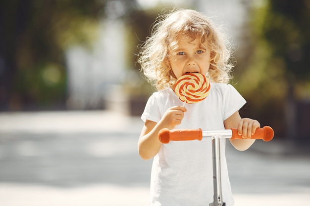 Bambina sveglia che gioca in un parco estivo