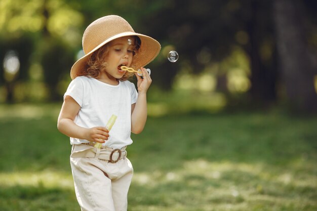 Bambina sveglia che gioca in un parco estivo