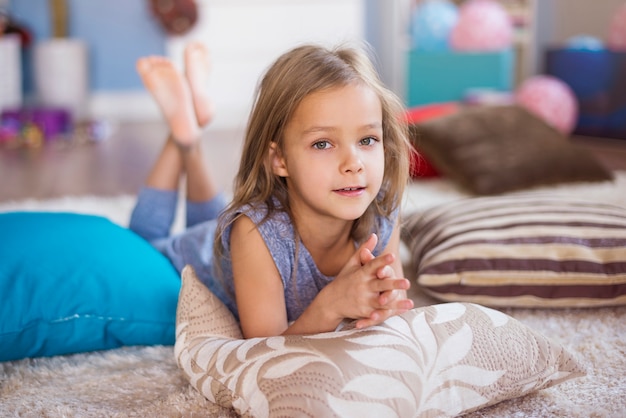 Bambina sveglia che si distende nella sua stanza