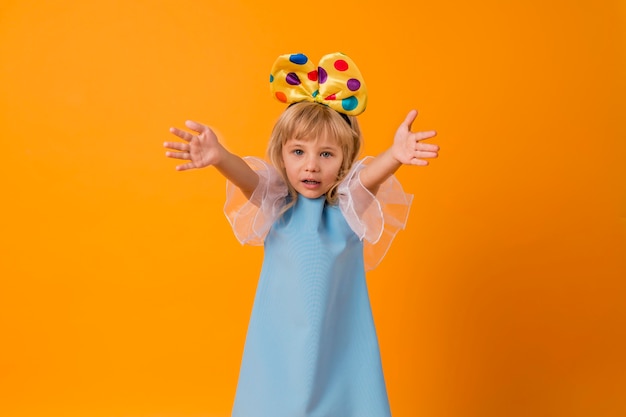 Bambina sveglia in costume