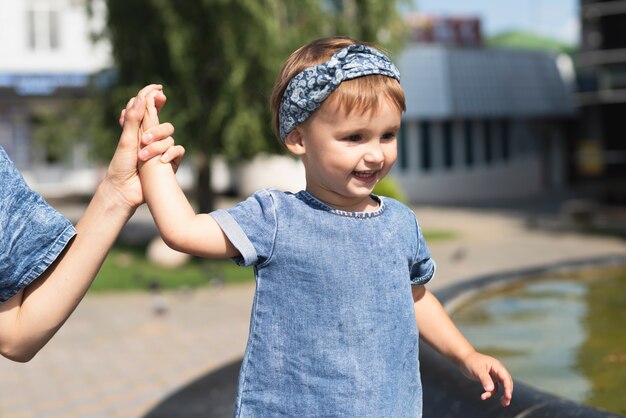 Bambina sveglia in parco con la madre