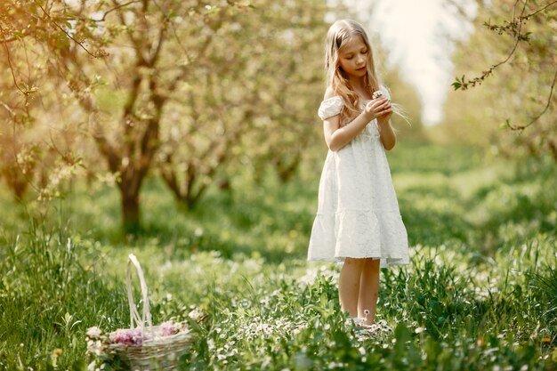 Bambina sveglia in un parco della molla