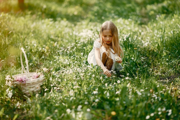 Bambina sveglia in un parco della molla