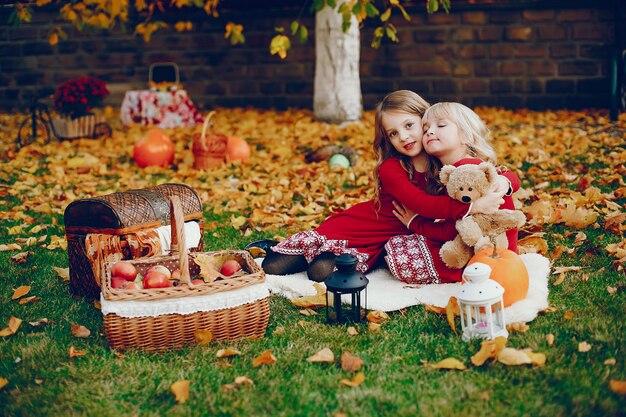 Bambina sveglia in un parco di autunno