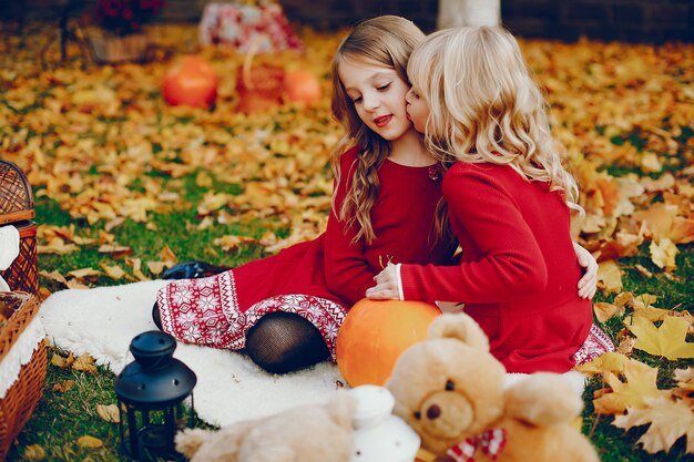 Bambina sveglia in un parco di autunno