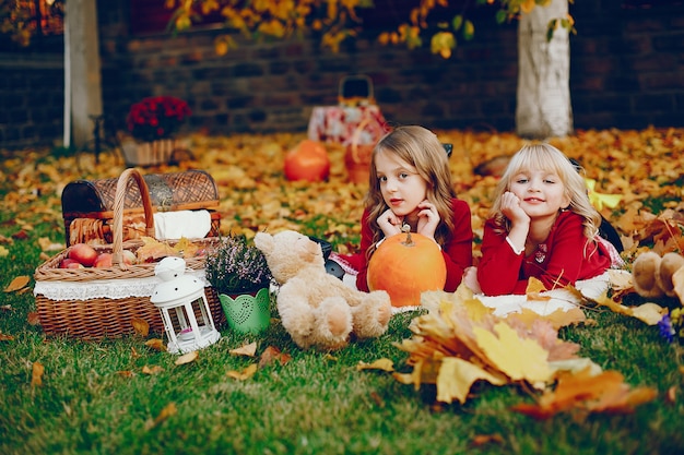 Bambina sveglia in un parco di autunno