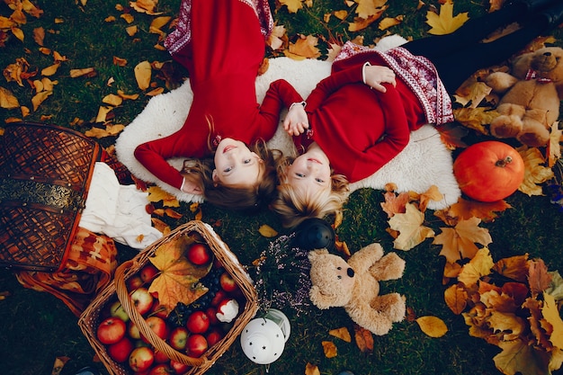 Bambina sveglia in un parco di autunno