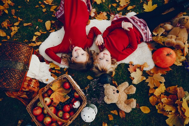 Bambina sveglia in un parco di autunno