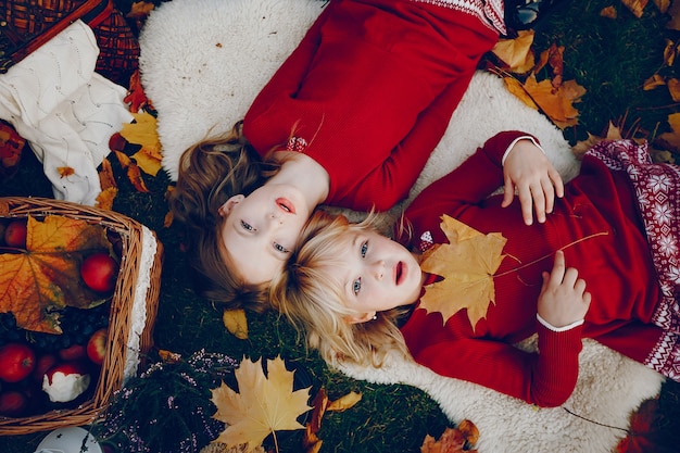 Bambina sveglia in un parco di autunno