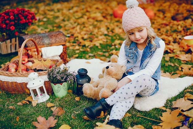 Bambina sveglia in un parco di autunno