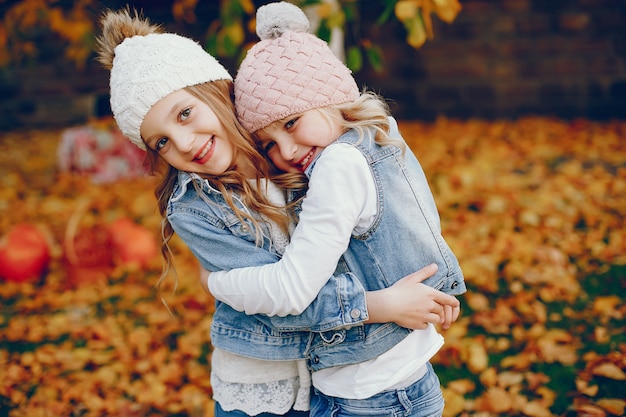 Bambina sveglia in un parco di autunno