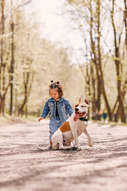 Bambina sveglia in un parco di primavera