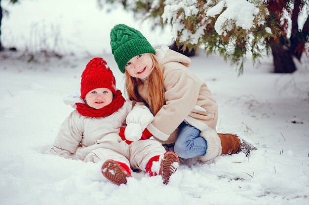 Bambina sveglia nel parco di inverno