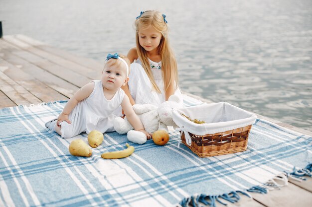 Bambina vicino al lago