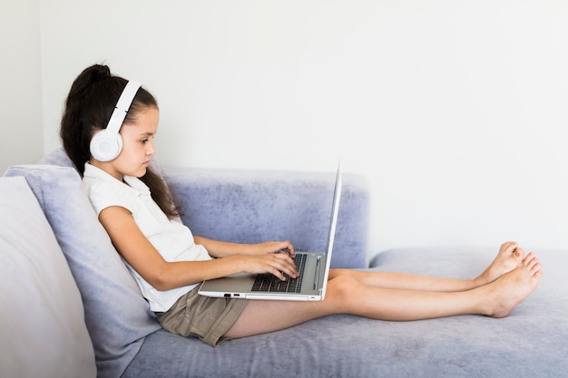 Bambine adorabili che utilizzano il suo computer portatile