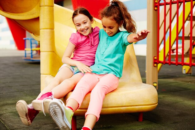 Bambine che giocano nel parco giochi