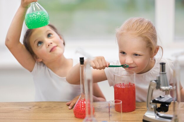 Bambine in classe di scienze facendo esperimenti