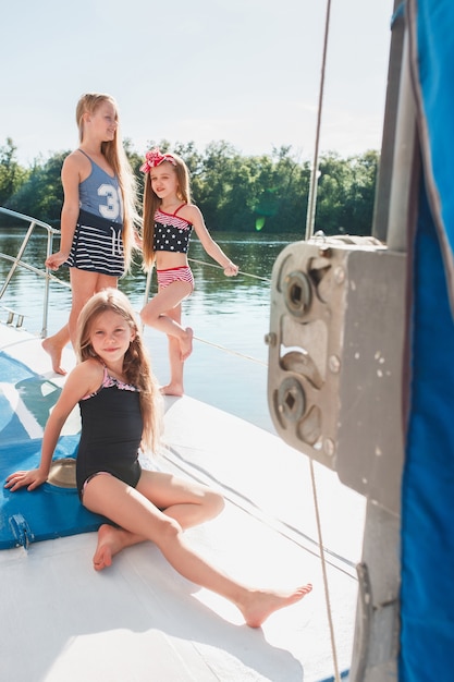 bambini a bordo di uno yacht da mare. ragazze adolescenti o bambini contro il cielo blu all'aperto