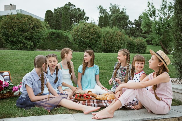 Bambini a fare un picnic in giardino