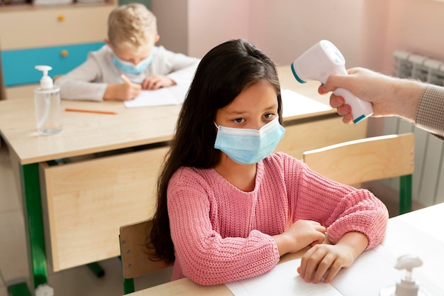 Bambini a scuola durante il concetto covid
