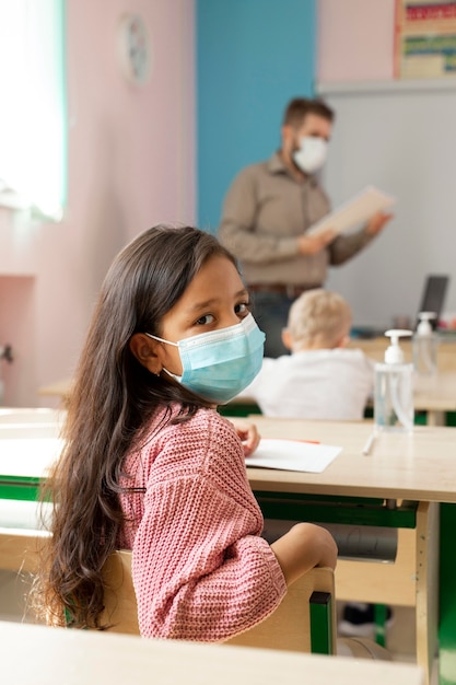 Bambini a scuola durante il concetto covid