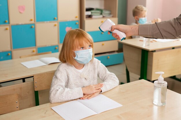 Bambini a scuola durante il concetto covid