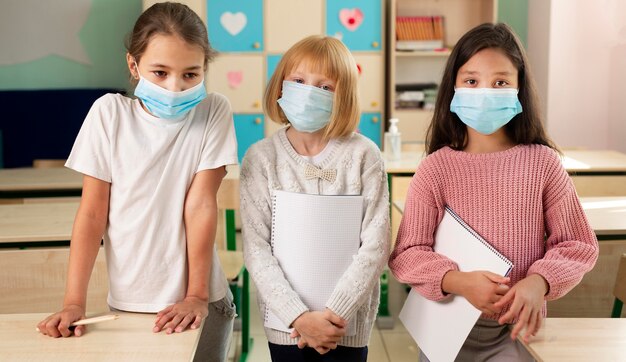 Bambini a scuola durante il concetto covid