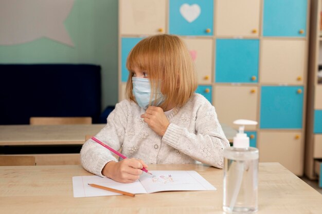 Bambini a scuola durante il concetto covid