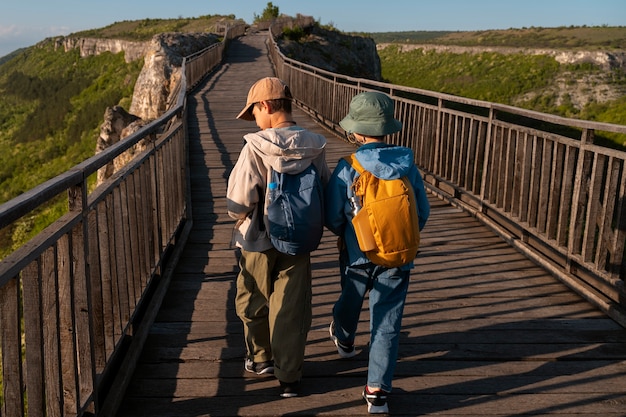 Bambini a tutto campo che esplorano l'ambiente naturale