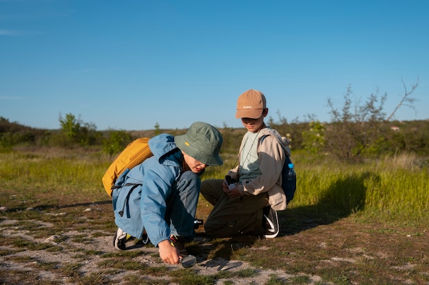 Bambini a tutto campo che esplorano l'ambiente naturale