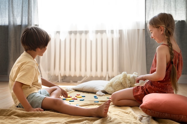 Bambini a tutto campo che fanno puzzle insieme