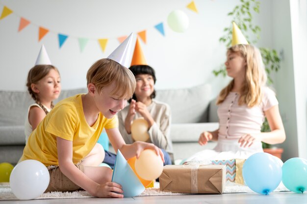 Bambini a tutto campo che festeggiano il compleanno