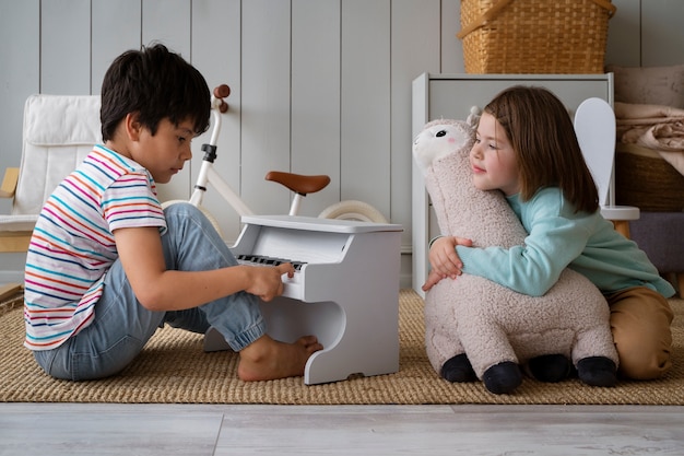 Bambini a tutto campo che giocano al chiuso