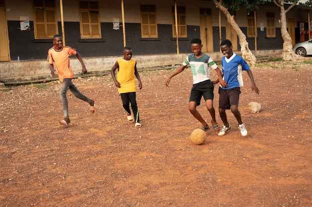 Bambini a tutto campo che giocano all'aperto