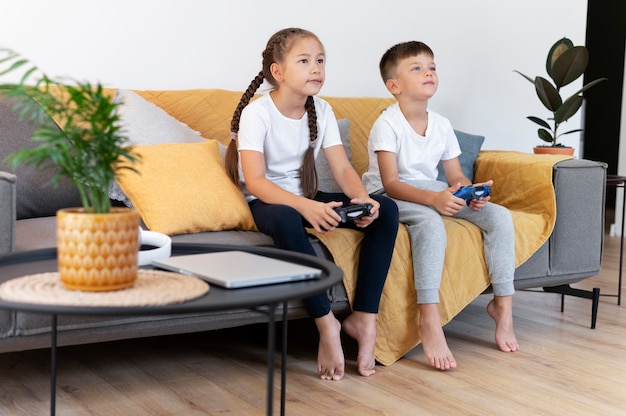 Bambini a tutto campo che giocano con i controller