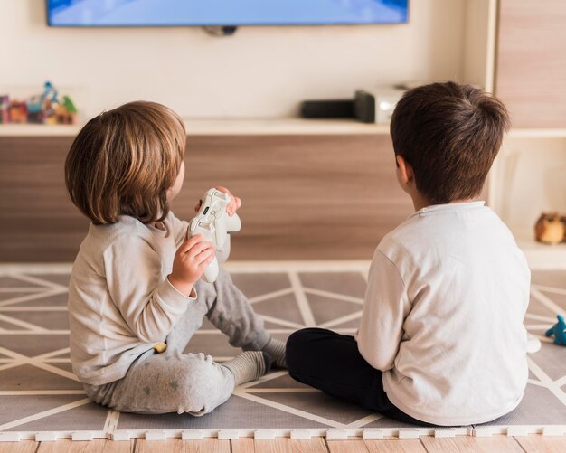 Bambini a tutto campo che giocano con il controller