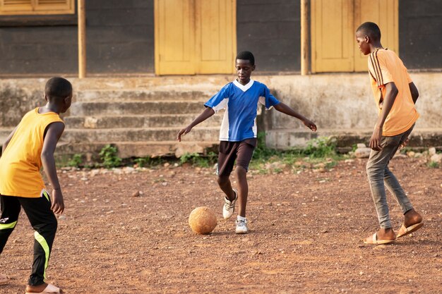 Bambini a tutto campo che giocano con la palla