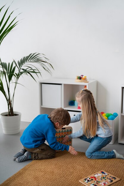 Bambini a tutto campo che giocano insieme al chiuso