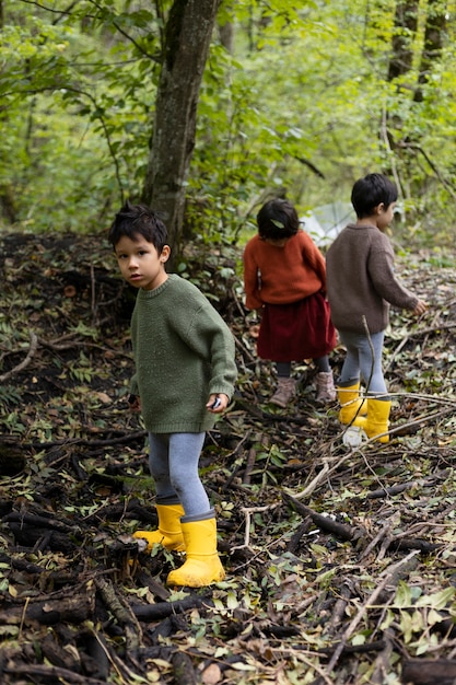 Bambini a tutto campo che giocano nella natura