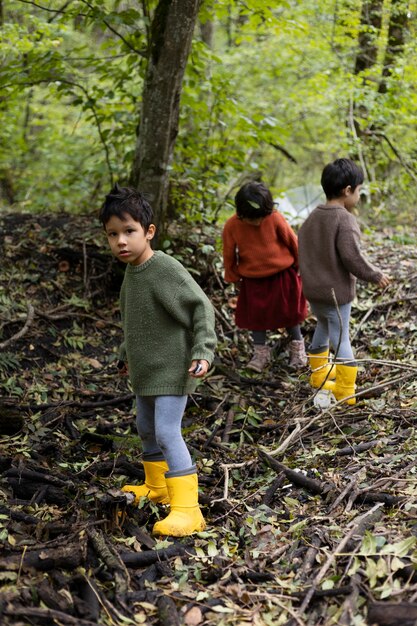 Bambini a tutto campo che giocano nella natura