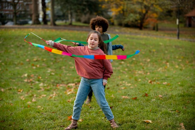 Bambini a tutto campo che giocano nella natura