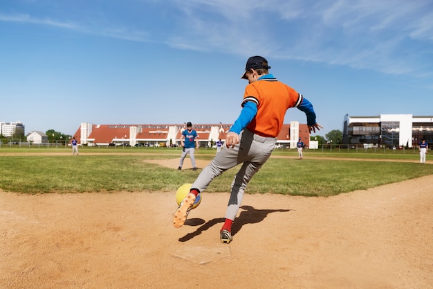 Bambini a tutto campo che giocano