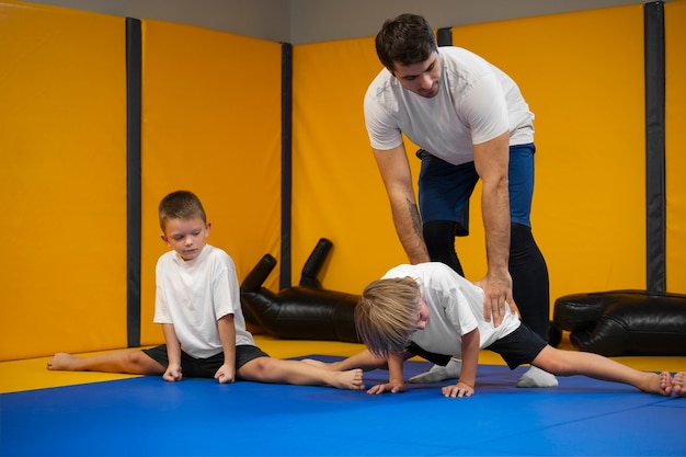 Bambini a tutto campo che si allenano in palestra