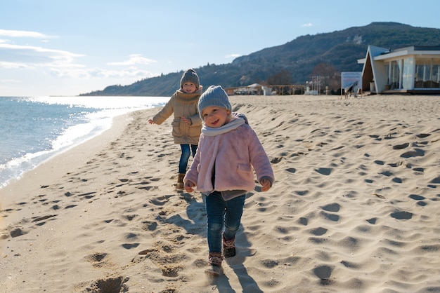 Bambini a tutto campo che si divertono sulla spiaggia