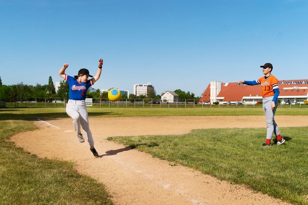 Bambini a tutto campo con attrezzatura da gioco